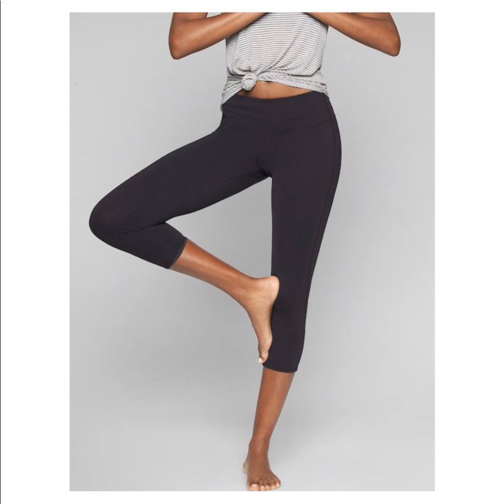 Athleta Chaturanga Capri black leggings Size L